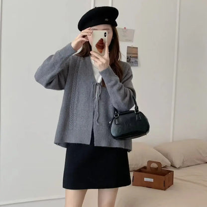 Cardigan en maille V – Doux basique décliné en plusieurs teintes ORIS WEAR