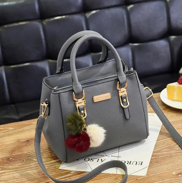 Sac à main structuré – Détails charms et chic citadin ORIS WEAR