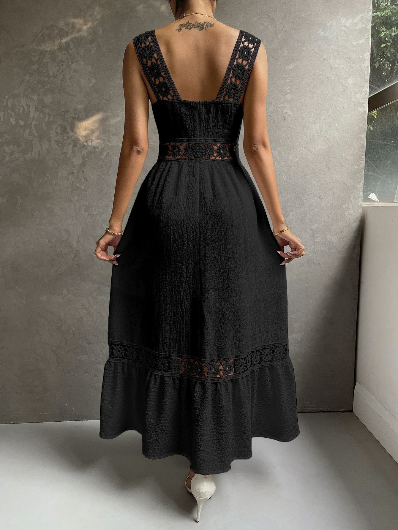 Robe Élégante en Dentelle Ajoutée – Col Sling ORIS WEAR