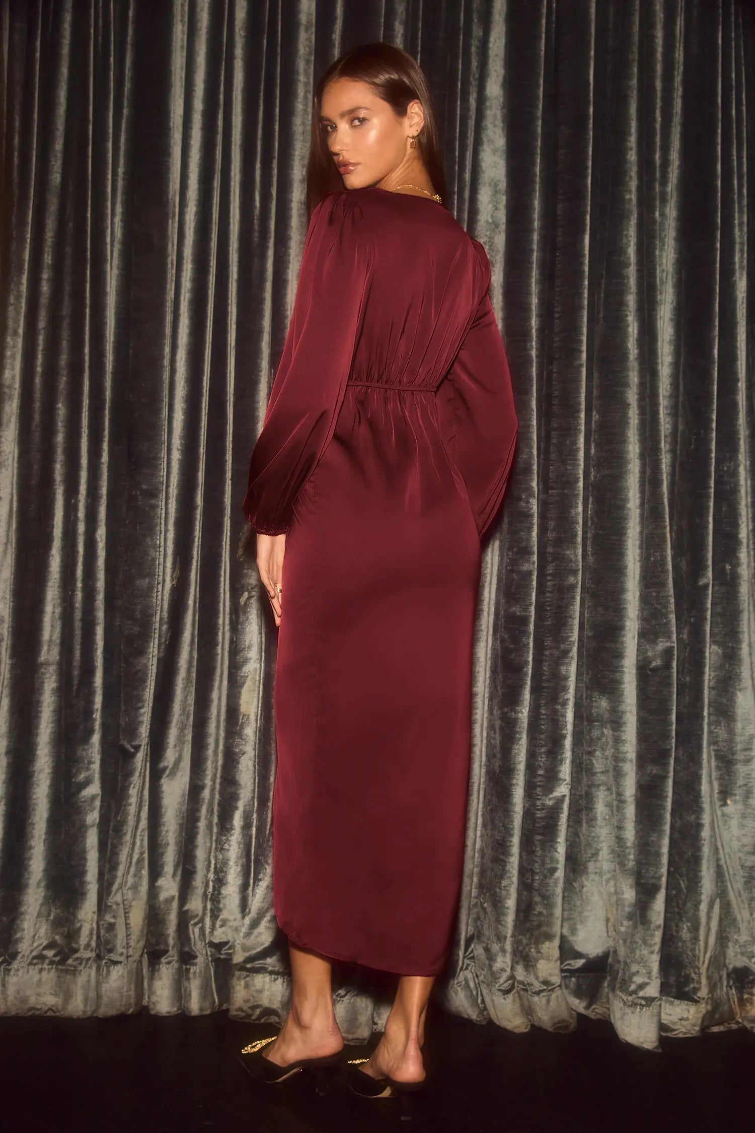 Robe Élégance Pure – La Sophistication Réinventée ORIS WEAR