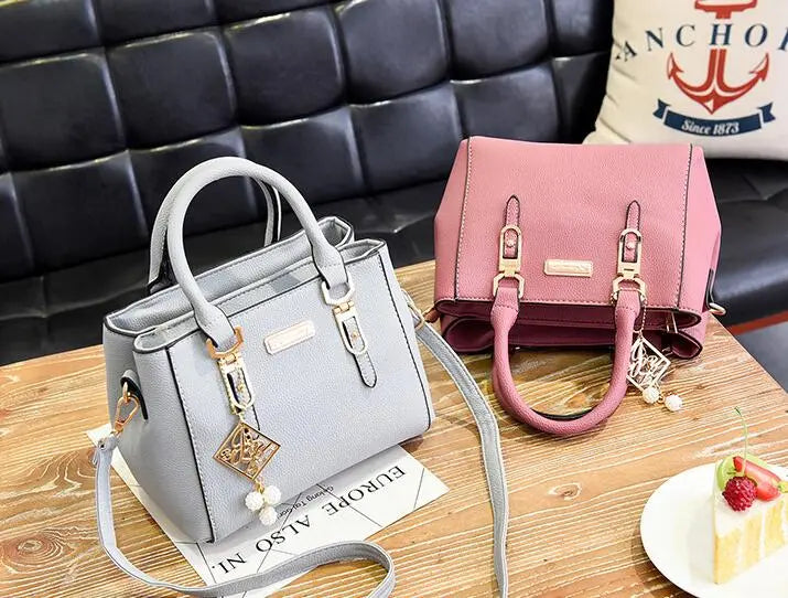 Sac à main structuré – Détails charms et chic citadin ORIS WEAR