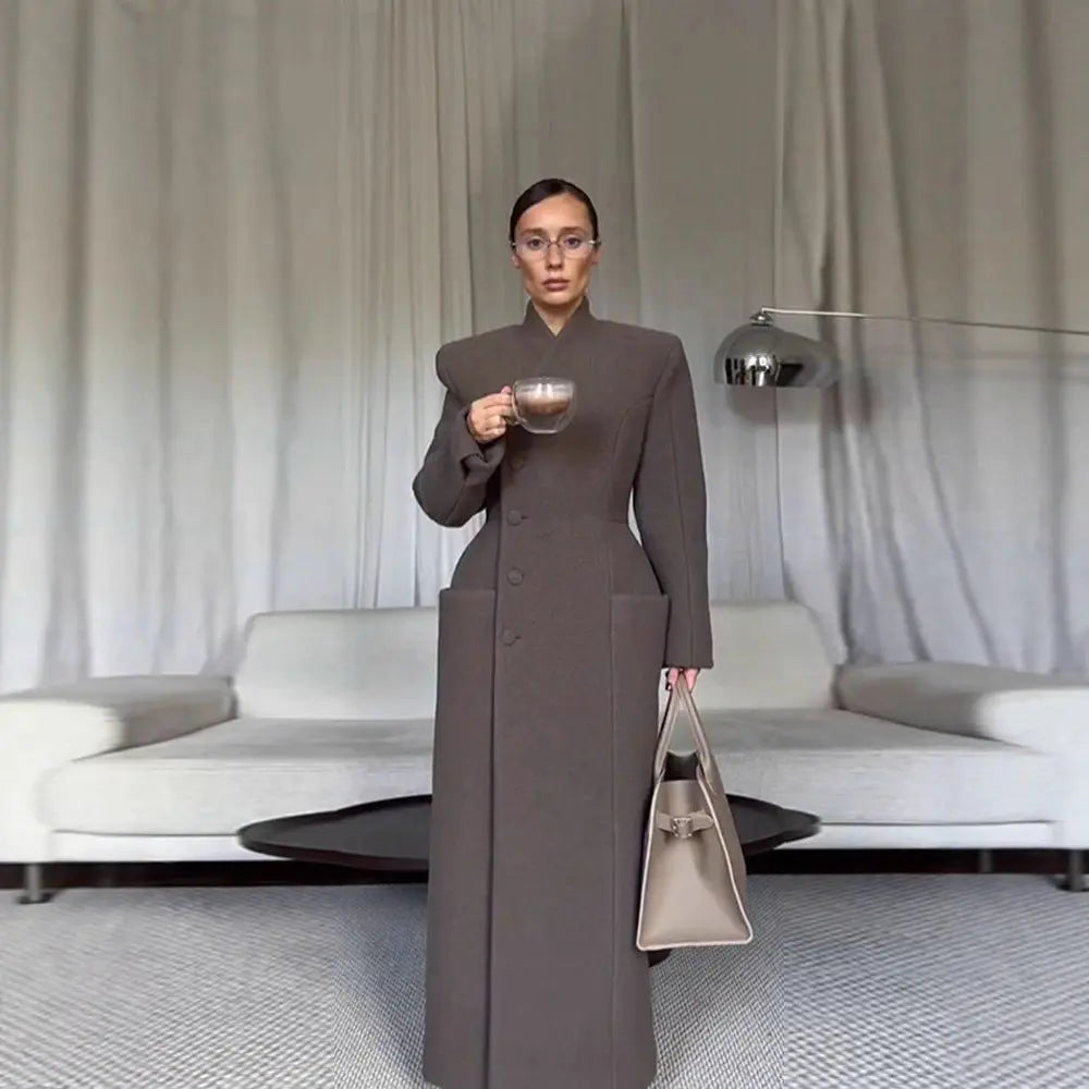 Manteau long en laine pour femme, épaules structurées et taille cintrée. ORIS WEAR