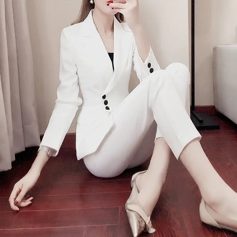 Saphira – Élégance pure en costume blanc ORIS WEAR