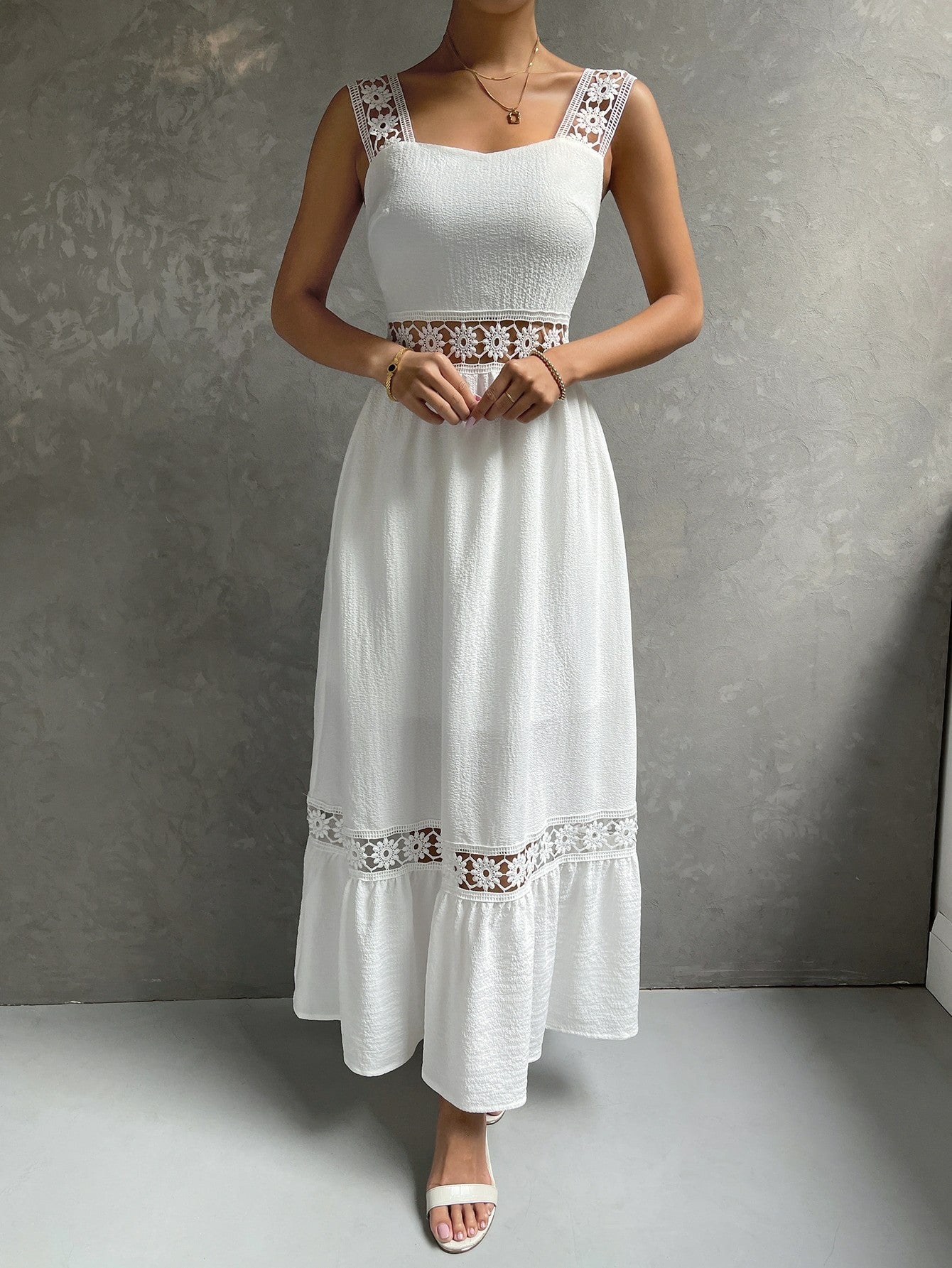 Robe Élégante en Dentelle Ajoutée – Col Sling ORIS WEAR