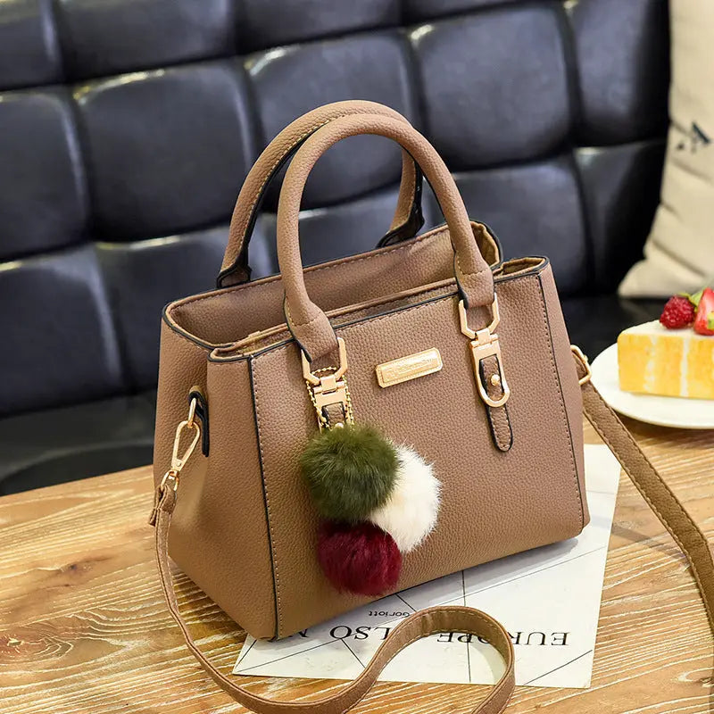 Sac à main structuré – Détails charms et chic citadin ORIS WEAR