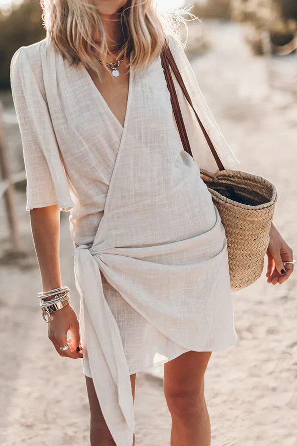Lowri | Robe Mini Femme à Enveloppe avec Ceinture et Manches Courtes Celeste London