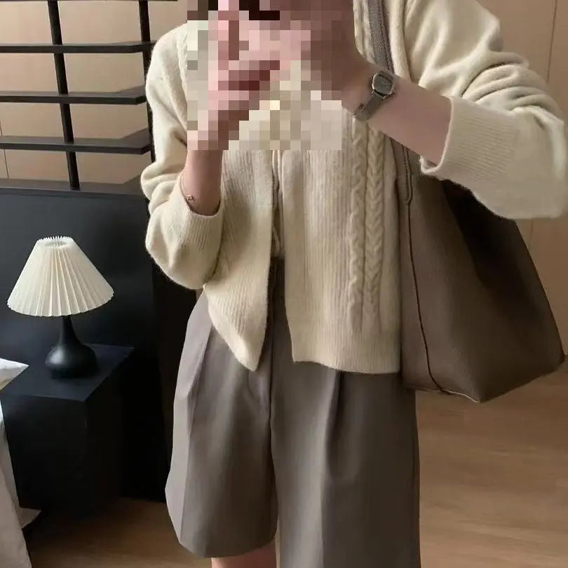Cardigan en maille V – Doux basique décliné en plusieurs teintes ORIS WEAR