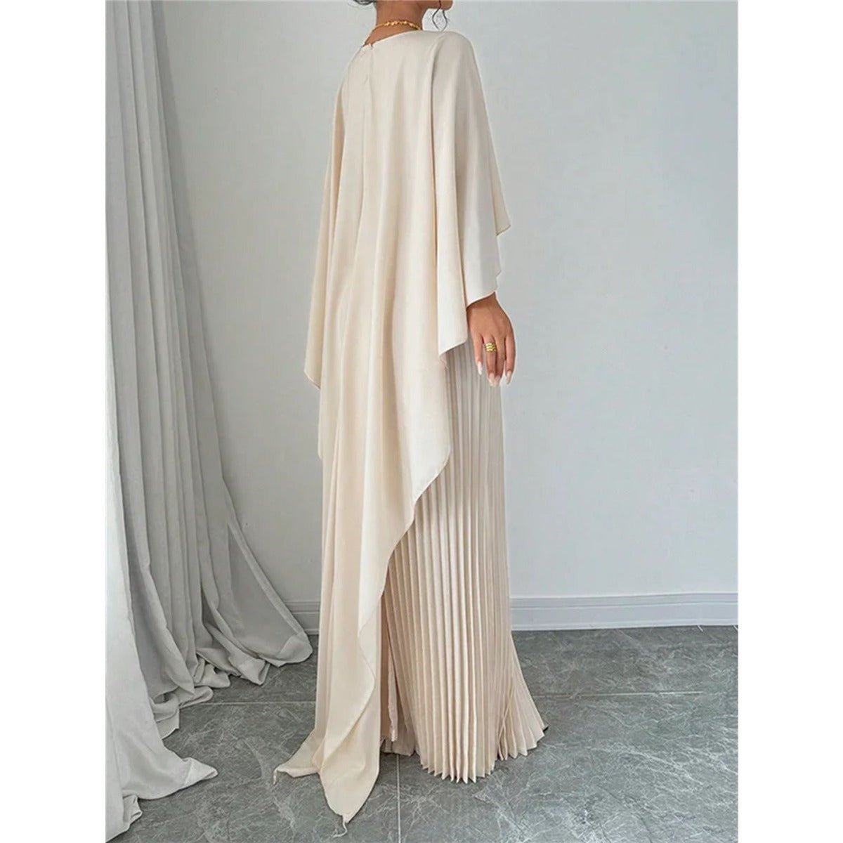 Veda – Robe longue plissée en mousseline à col montant Modesia