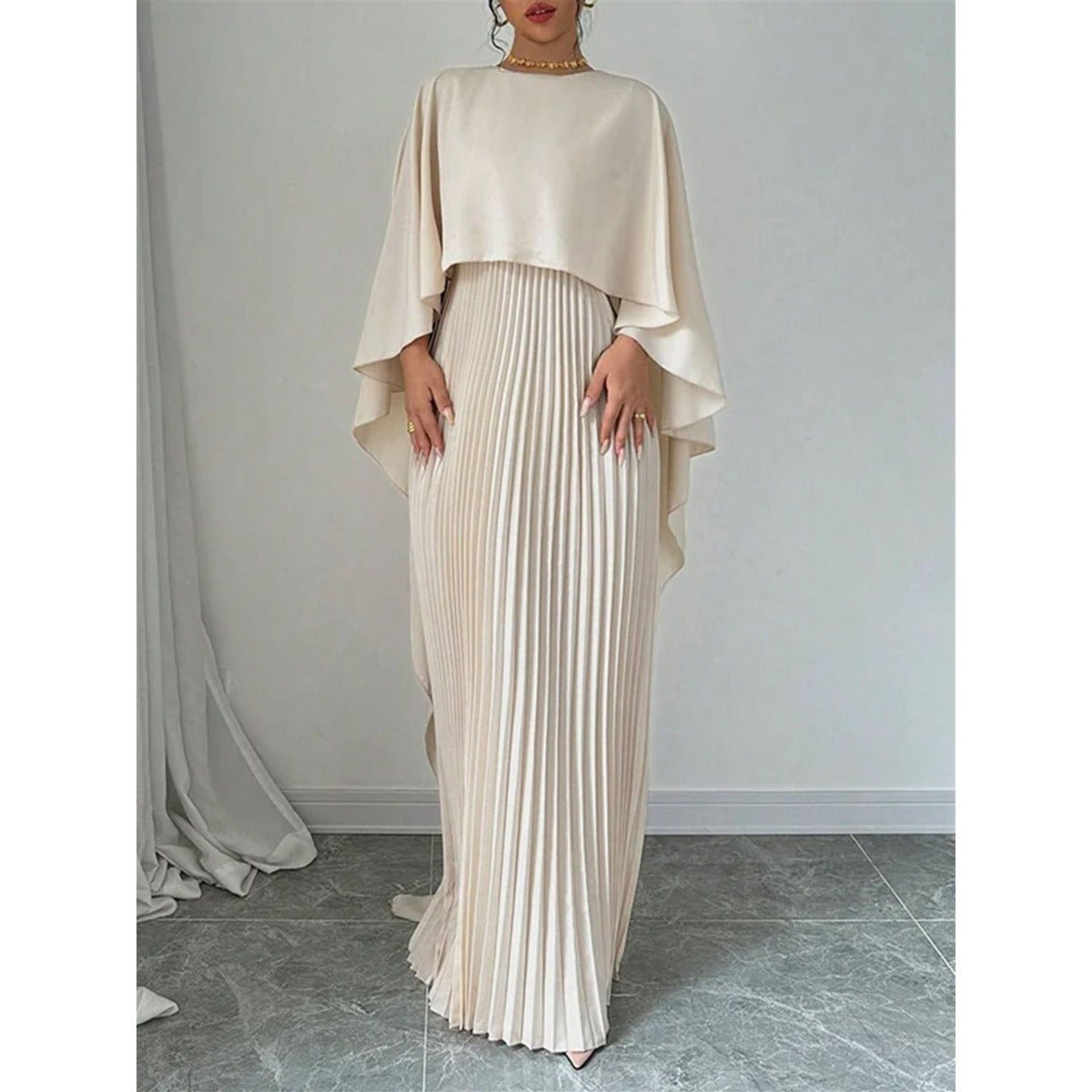 Veda – Robe longue plissée en mousseline à col montant Modesia