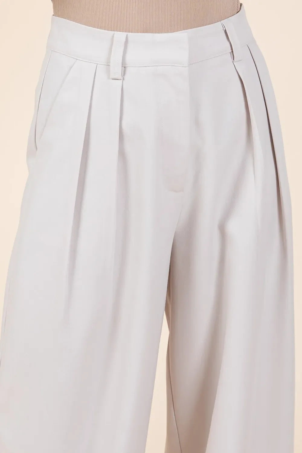 Pantalon taille haute avec détails à plis. ORIS WEAR