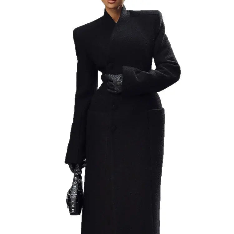 Manteau long en laine pour femme, épaules structurées et taille cintrée. ORIS WEAR