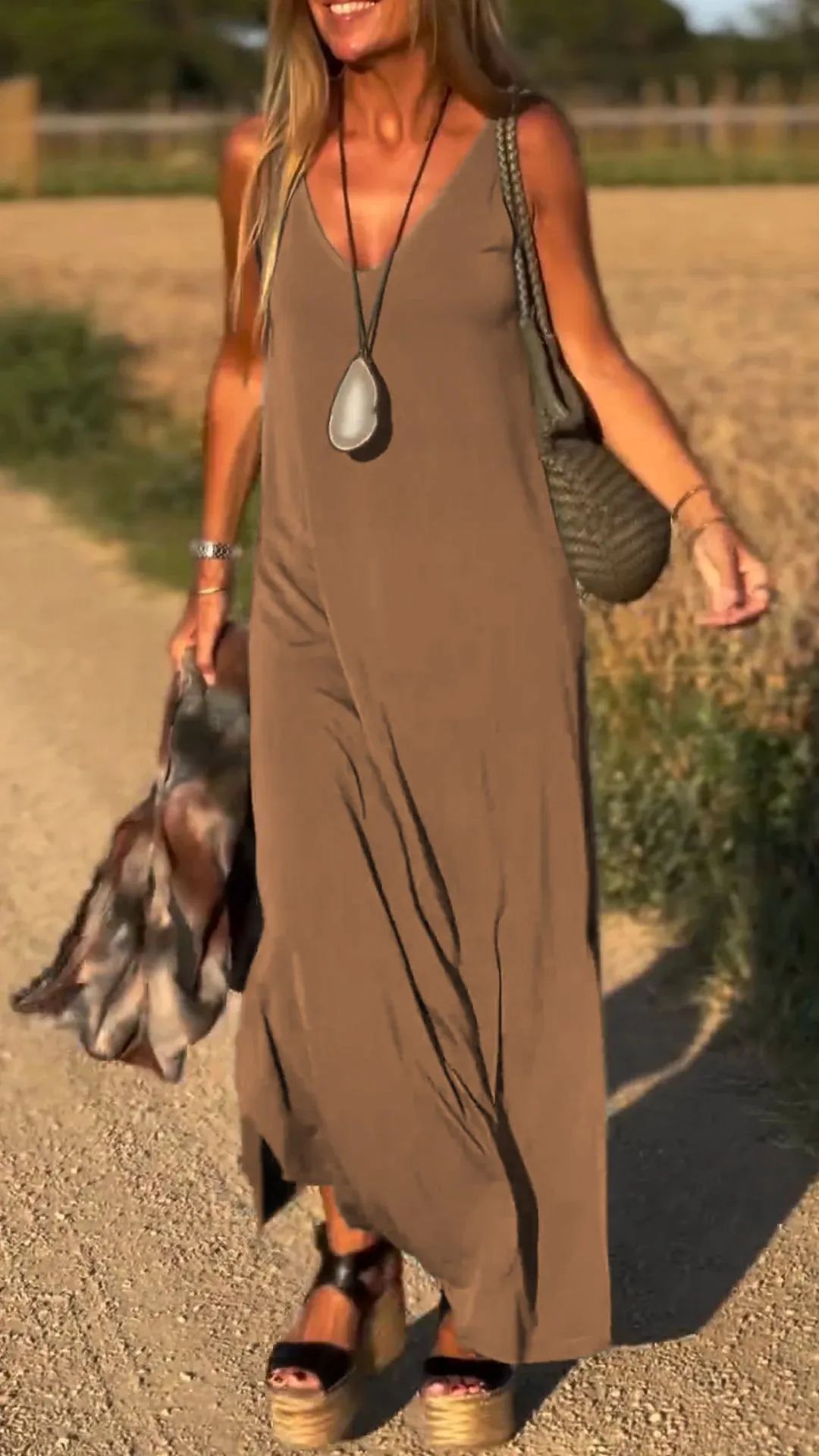 Robe à Bretelles Décolletée – L'Élégance au Quotidien ORIS WEAR