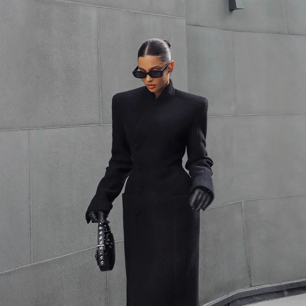 Manteau long en laine pour femme, épaules structurées et taille cintrée. ORIS WEAR