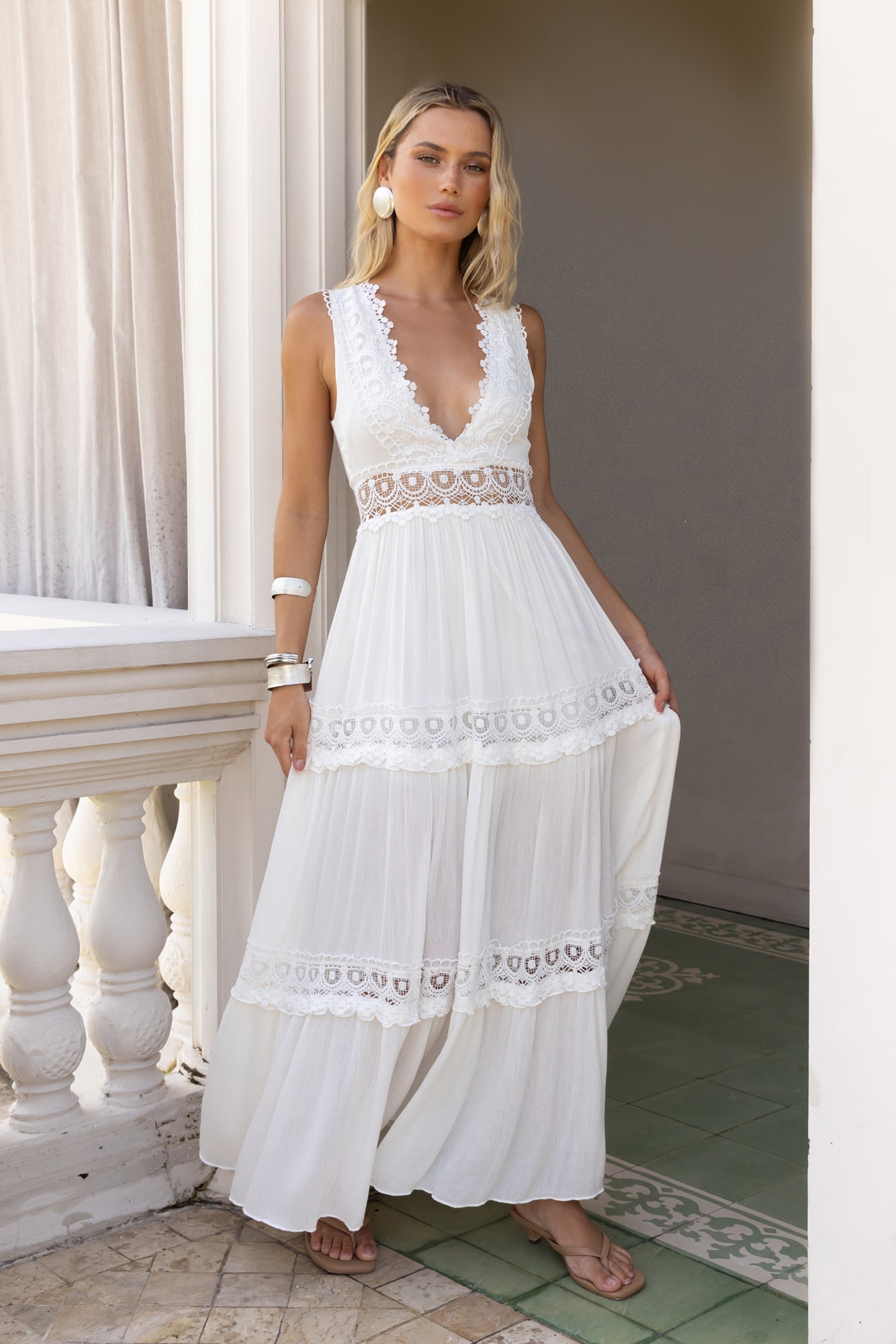 Aurora | La Robe Blanche qui Captive les Regards ORIS WEAR