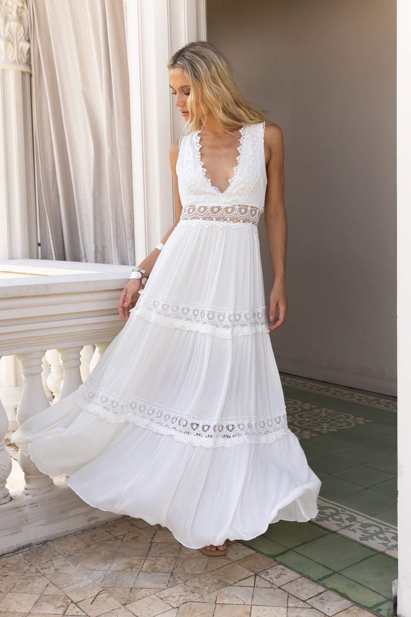 Aurora | La Robe Blanche qui Captive les Regards ORIS WEAR