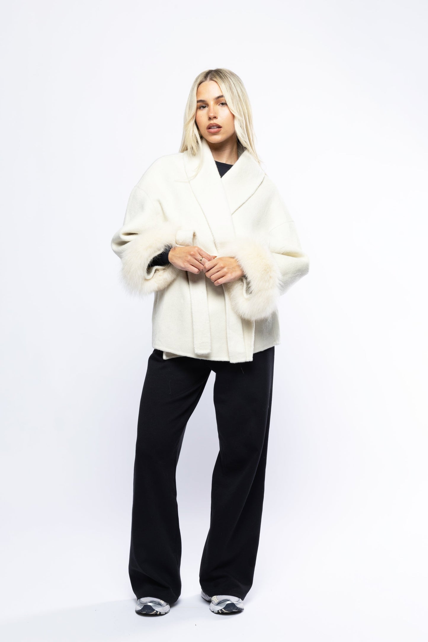 Manteau Ceinturé avec Manches en Fourrure ORIS WEAR